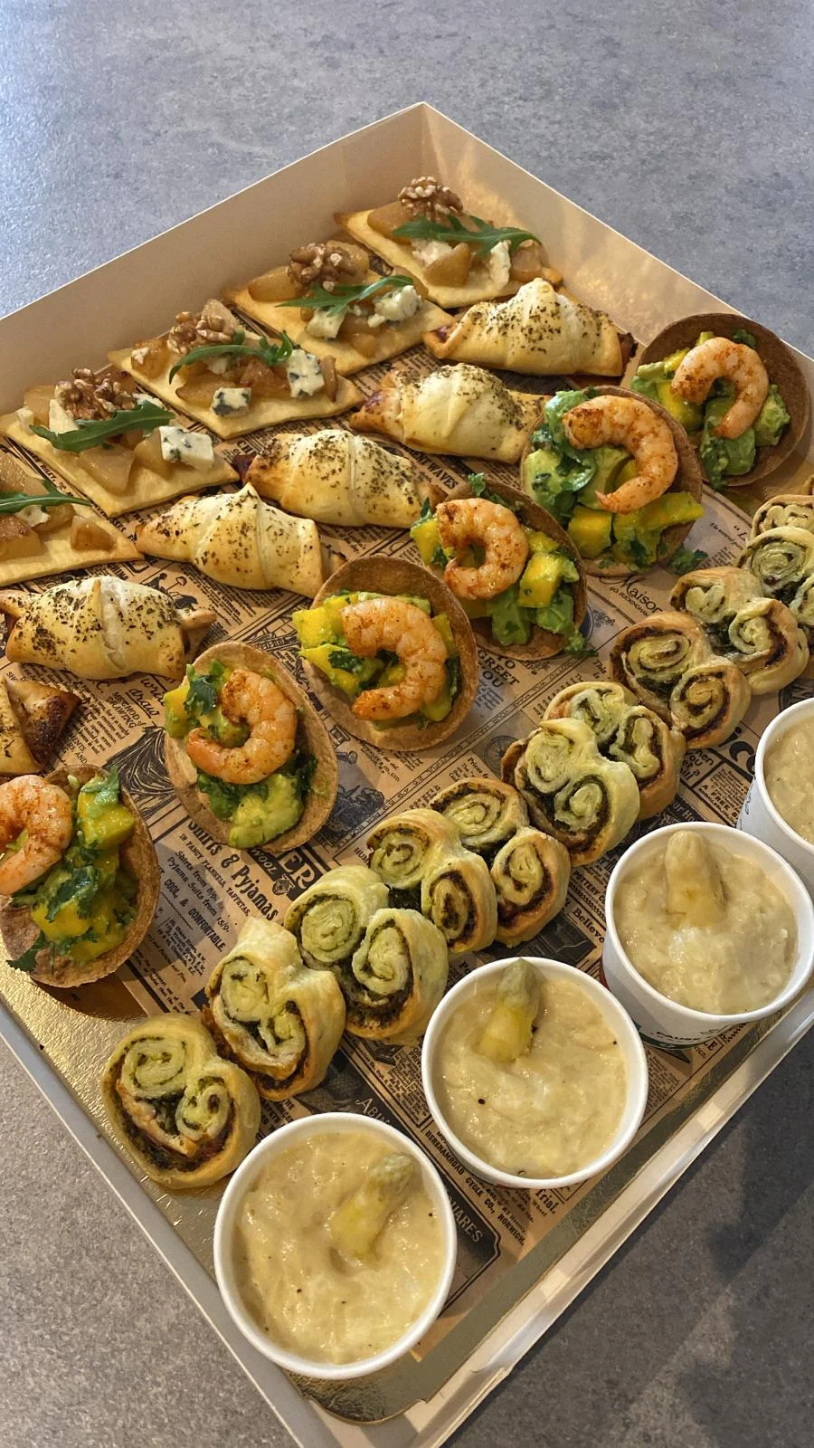 Box apéritive garnie de crevettes, roulés et bouchées salées
