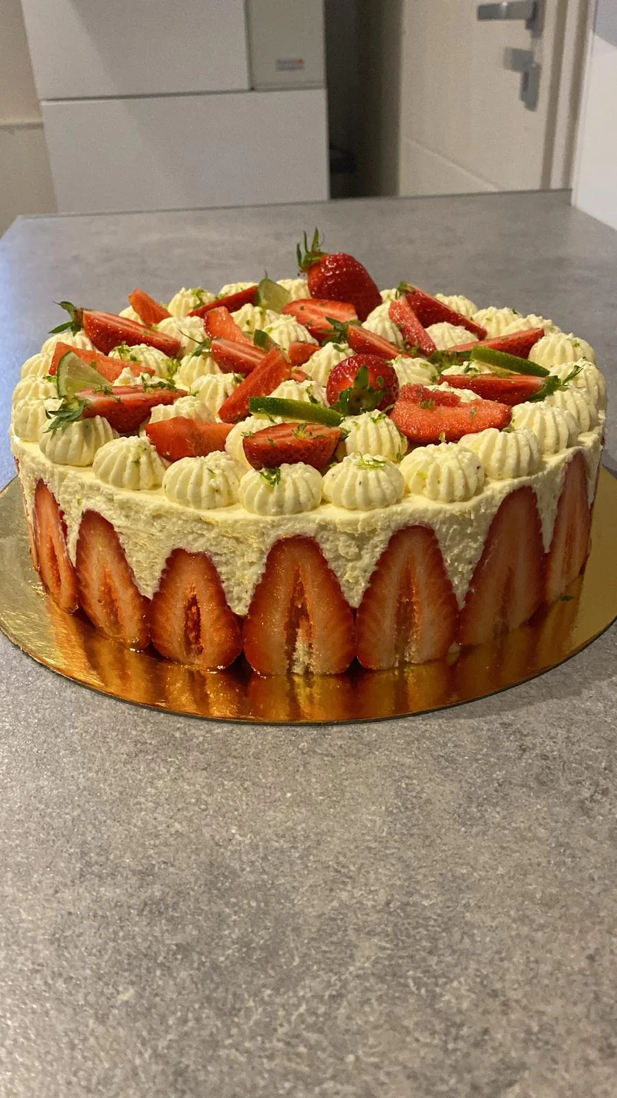 Charlotte aux fraises décorée de fruits rouges